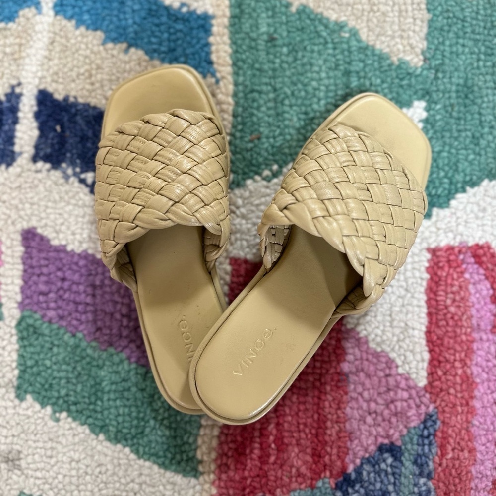 Like new VINCE rumi sandals